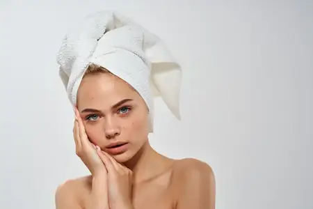Женщина с полотенцем на голове, чистая кожа, макияж, гигиена