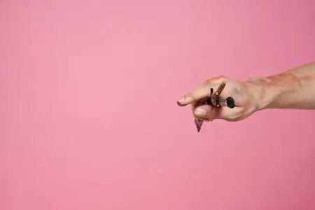 Мужчина с кистями в руках