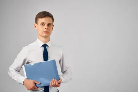 Менеджер в рубашке с галстуком работает с документами в профессиональной офисной студии