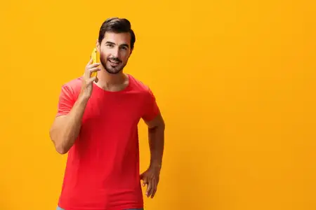 Мужчина, телефон, сюрприз, желтый, смартфон, портрет, бизнес, изолирован, телефон, указывает, улыбается, киберпространство, сообщение, пространство, улыбка, веселая, образ жизни, студия, мобильный…