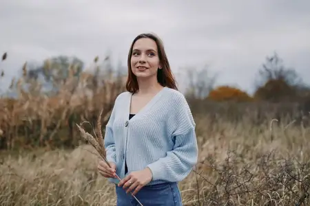 Пасмурное небо и приглушенные тона создают созерцательное, умиротворенное настроение в этой сельской сцене на открытом воздухе, подчеркивая реалистичные текстуры, интимное повествование и тонкую…