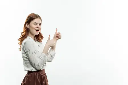 Симпатичная женщина жестикулирует руками, элегантный стиль, веселье