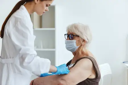 Пациент и врач, шприц для инъекций, вакцина, паспорт иммунитета, защита