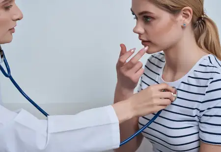 Врач в белом халате осматривает пациента, специалист-кардиолог