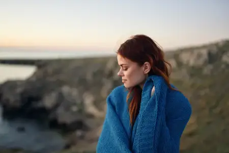 Женщина-туристка на открытом воздухе в горах, путешествие, пейзаж, свежий воздух