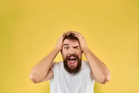 Мужчина в белой футболке жестикулирует руками