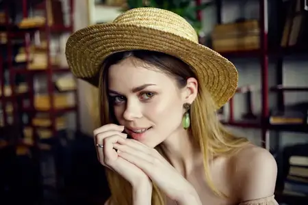 Красивая женщина в элегантной шляпе, библиотека, отдых, общение