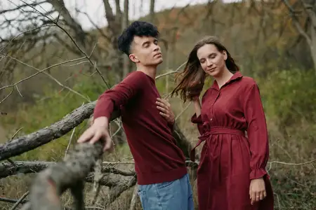 Мягкий осенний свет, приглушенные землистые тона и естественные позы создают убедительное интимное настроение; изображение подчеркивает честное взаимодействие, спокойную атмосферу и понятную…