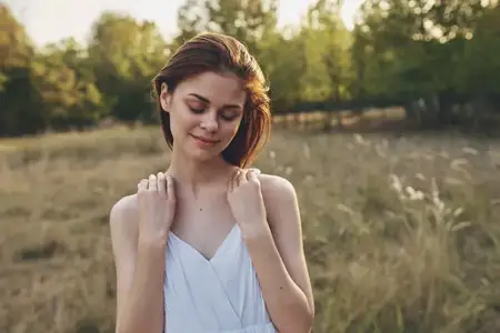 Счастливая женщина на природе, поле, трава, деревья, летний отдых