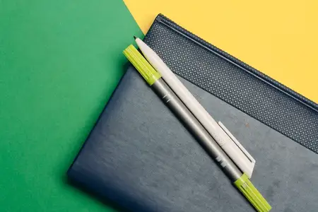 Работа, бизнес, финансы, офисный стол с блокнотом и ручками
