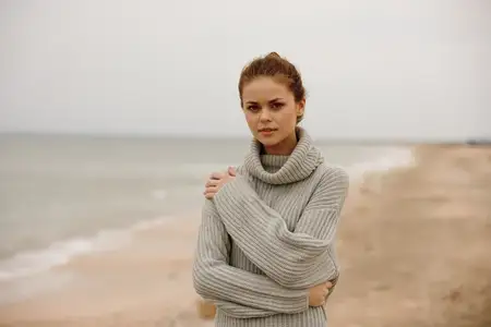 Женщина в облачную погоду у моря, путешествие, свежий воздух, без изменений