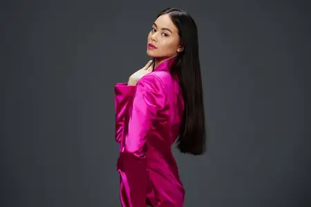 Симпатичная женщина с ярким макияжем в розовом мини-платье, современный стиль, изолированный фон