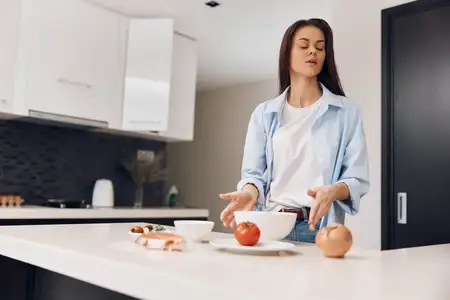 Женщина готовит полезное блюдо из свежих овощей в уютной кухонной обстановке