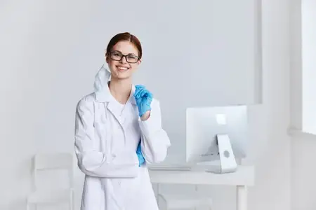 Женщина-врач в белом халате занимается медицинской практикой, профессионально