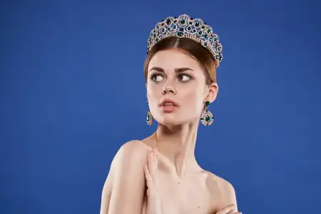 Красивая женщина с обнажёнными плечами, украшениями и косметикой, привлекательный взгляд, крупный план, образ жизни