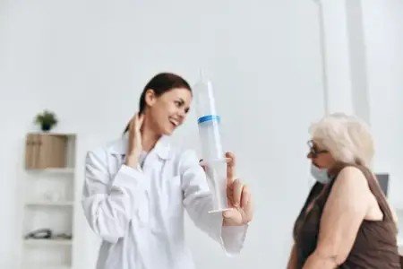 Пожилая женщина на приеме у врача, вакцинация, паспорт вакцинации