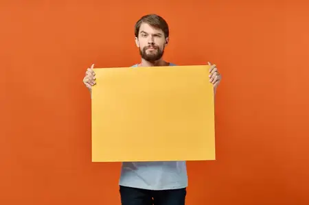 Забавный мужчина с жёлтым макетом плаката на изолированном фоне