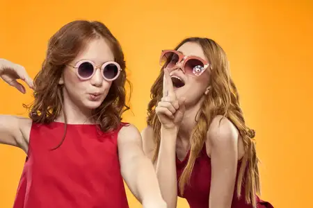 Две сестры, забавные солнцезащитные очки, мода, дружба, жёлтый фон, семья