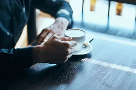 Чашка кофе на столе с белым рисом и чайной ложкой