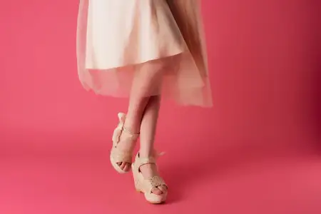Модная обувь, кадрированный вид, женские ступни на розовом фоне, кадрированный вид