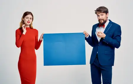 Мужчина в костюме и женщина в платье