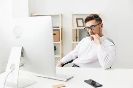 Менеджер работает за компьютером, интернет, официальная уверенность в себе, технологии