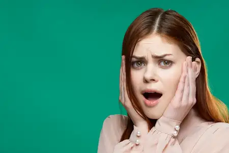 Эмоциональная женщина с удивленным взглядом, эмоции, жесты рук, зеленый фон