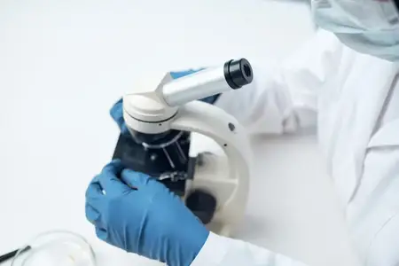 Лабораторный микроскоп используется для биотехнологических исследований и работы
