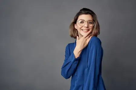 Женщина в голубой рубашке, мода, гламур, позирует