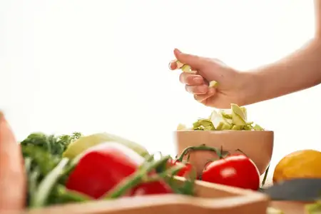 Приготовление пищи, нарезка овощей на кухне, здоровое питание, салат