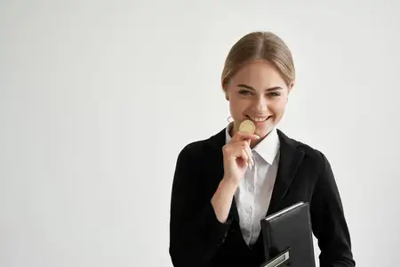 Деловая женщина занимается коммерцией, интернетом, финансами и инвестициями на светлом фоне