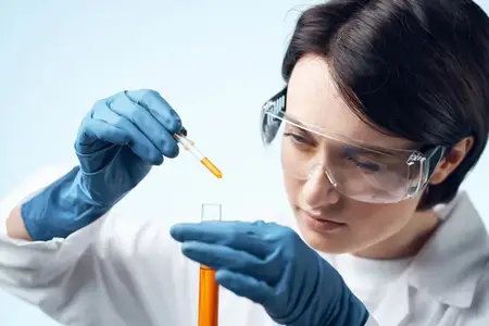 Женщина-учёный в белом халате проводит исследования в лаборатории