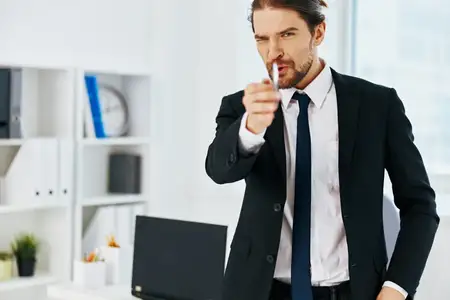 Бизнесмен работает с официальными документами в офисе, используя современные технологии