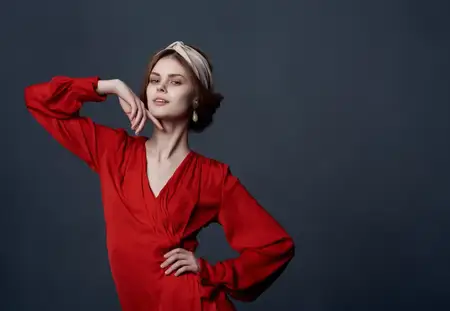 Весёлая женщина в красном платье, украшение, мода, вечер, романтика