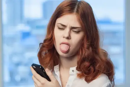 Женщина с телефоном в руках в офисе, технологии, профессиональный вид