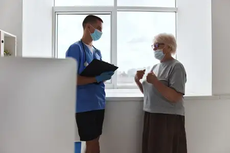 Пациент посещает врача, общение в больничном кабинете