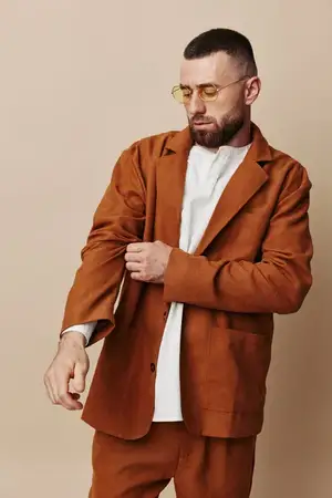 Мужчина, деловой стиль, студия, бизнесмен, белый фон, взрослый, красивый, модный, привлекательный, современный, стоит в пиджаке, casual, уверенность, борода, портрет, модель, кавказец, стильный костюм