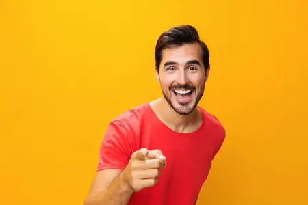 Уверенный мужчина, мода, студия, жест, фон, пространство, рука, портрет, улыбка, желтый образ жизни, трендовый, копия, стиль, модель, смех