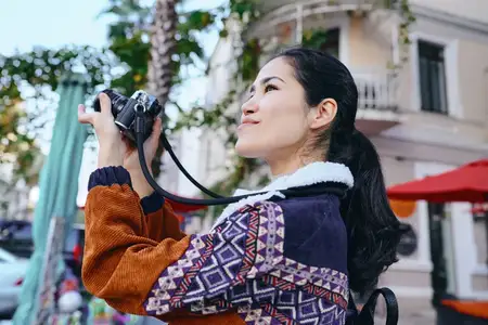 Уличная сцена: фотограф снимает уличную жизнь с помощью камеры