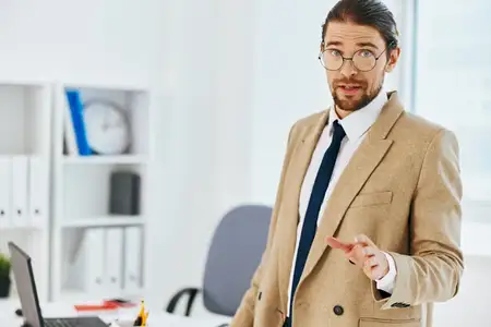 Красивый мужчина с официальными документами, работа в офисе, руководитель