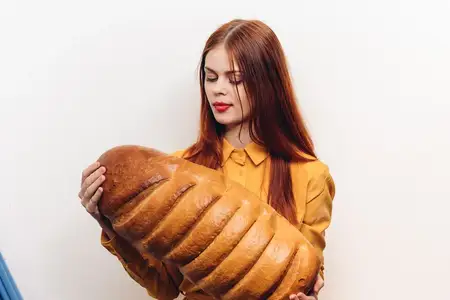 Женщина со свежим караваем, голод, калории, еда, мучной продукт