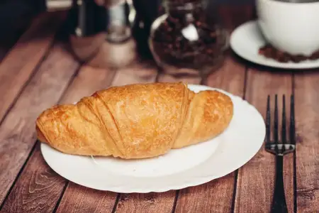 Свежие круассаны на столе, завтрак, десерт, крупный план