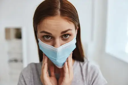 Пациент в медицинской маске во время пандемии коронавируса COVID-19
