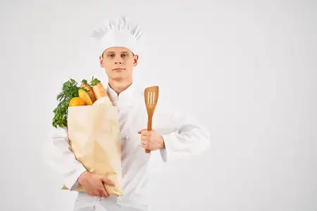 Мужчина в одежде шеф-повара с продуктовой упаковкой, здоровая еда, работа на кухне
