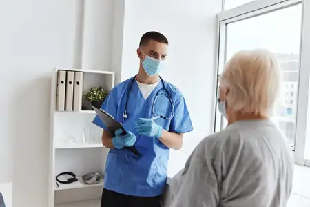 Врач и пациент общаются с профессиональным консультантом