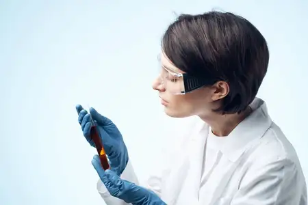 Женщина-ученый проводит лабораторные исследования, анализ и диагностику