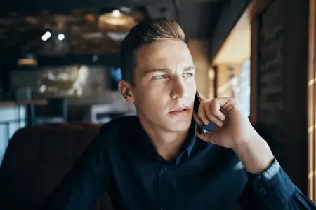 Деловой мужчина-фрилансер работает в кафе, ноутбуки, общение по телефону, комната, менеджер, модель