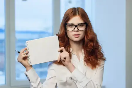 Деловая женщина с блокнотом в руках, финансовый работник
