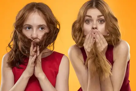 Семейное веселье, дружба, эмоции, образ жизни на жёлтом фоне