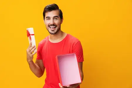 День рождения, мужчина, рождество, распродажа, подарок, сюрприз, праздник, модель, парень, парень, празднование, счастливый, держит, валентинка, подарок, коробка, студия, праздновать